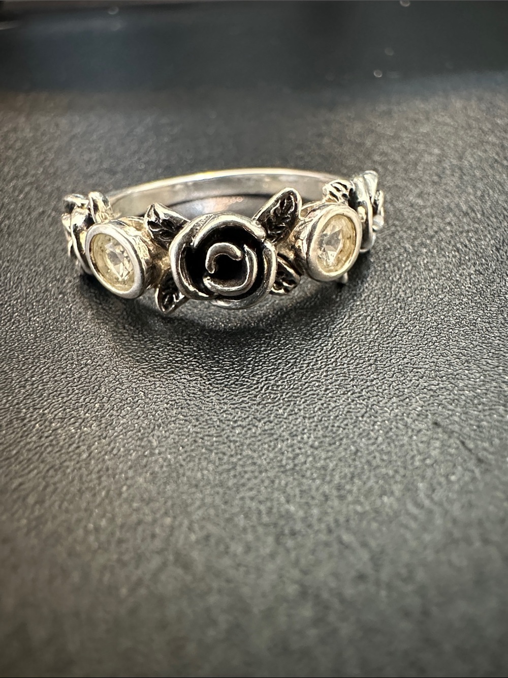 STERLING SILVER RING WITH GEMSTONES AND ROSES